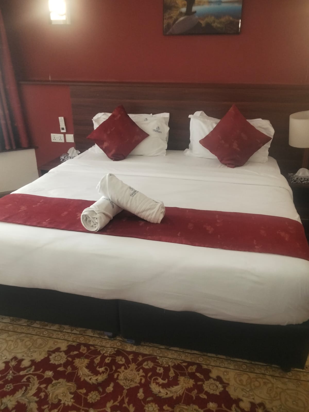 Cosy single room with wardrobe, desk and TV
